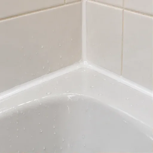 Recreación de una junta continua de silicona entre la pared de un baño y una bañera.